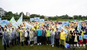 桃園市長鄭文燦出席「2020世界河川日－桃園水環境巡守隊聯合淨溪暨健走活動」，與大家合影。