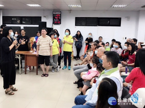 海山警分局昨（27）日晚間結合滿翠里於民生路三段六里活動中心辦理中秋慶祝晚會，以及「反毒防詐宣導」研習活動 