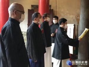 市長侯友宜身穿長袍馬掛擔任主祭，全程遵循26道古禮傳統表達對孔子最高崇敬
