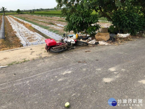 警方獲報到場發現一輛機車倒在路旁／陳致愷翻攝