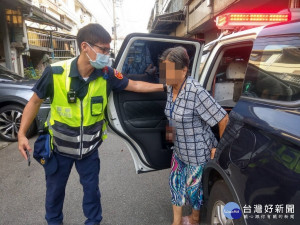 警員送老婦人回家。林重鎣攝