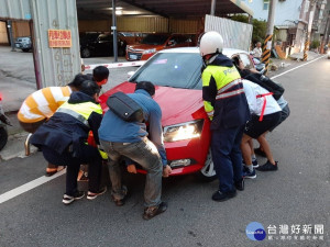 車輛自撞阻礙交通，警民合力抬車疏解。