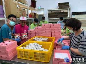 　　
中秋節前夕，大安區農會飛天豬安農五寶訂單如雪而至，營運部門宣佈二個月的業績五倍，已創歷年來最輝煌紀錄，總幹事蔡建宗到各生產部門向員工致謝及慰問。（記者陳榮昌攝）
