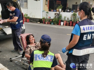 失智婦受傷路倒街頭　熱心警護送就醫（圖／里港分局）