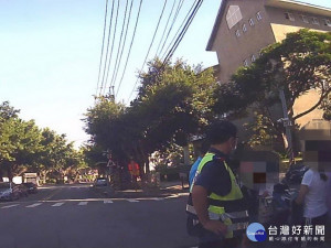 警助女子回家。林重鎣翻攝