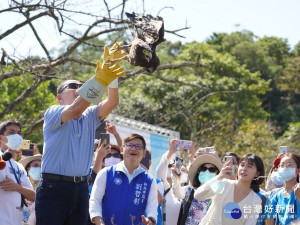 10月4日是世界動物日，新北市長侯友宜特別選在石碇區小格頭野鳥中途之家，舉行『10月4日世界動物日新北讓愛飛起來』野放活動