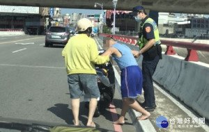 警方協助迷路男回家。林重鎣攝