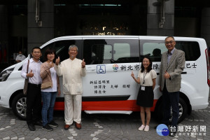許澤清5日由大兒子許富強及二女兒許源秦陪同捐贈1輛價值160萬元的雙乘坐復康巴士給新北市政府，副市長謝政達代表受贈