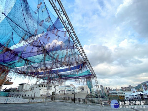 ▲在地藝術家李奇鴻創作的「雨網」，象徵千顆彩虹雨滴點亮基隆港。（圖／陽明海洋文化藝術館提供）