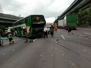 國道1號林口交流道5日出現一名趙姓男子將機車騎上國道，並叼菸蛇行不理會國道警察引導駛離，最終造成10車連環車禍，包含趙男及員警多人受傷，所幸多無大礙，但造成國道1號北上泰山路段交通大亂。（圖／國道公路警察局Facebook）