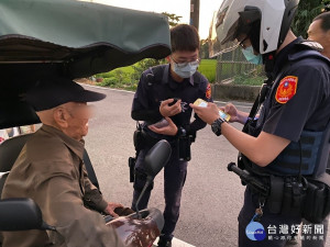 94歲老翁電動車拋錨路中，員警援助平安返家