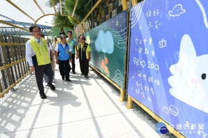 通往扇形車庫的綠廊觀光步道上除了喵星人還有美麗的彩繪（右）。