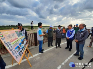 環保局長呂理德前往大園圳頭里視察濱海自行車道護欄改善工程。

