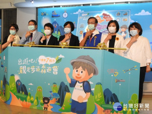 中台灣七縣市首長歡迎大眾走步道抽大獎。（記者扶小萍攝）