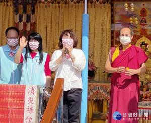 世界佛教正心會行動佛殿105站嘉義市香湖公園，黃敏惠市長(左三)戴國慶口罩表示，今天是國慶日，國慶是國家的生日，行動佛殿走入各大鄉鎮的祈福，讓社會更祥和平安，民政處長劉美鳳及社會處長林家緯陪同公益祈福