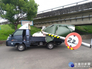 小貨車誤撞限高架遭壓受困　下班警協助救援脫困（圖˙／東港分局）