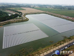 台康日能公司在嘉義縣中埔鄉公館滯洪池，建置嘉義縣首座浮力式太陽光電廠／嘉義縣府提供