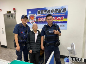 高齡駕駛眼濛濛，求警救援化解危機，員警駕車護送老翁回家。

