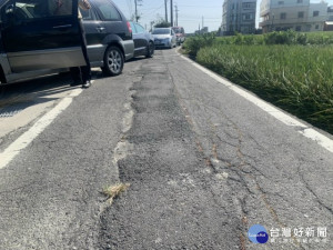 
中市甲安埔多處挖補自來水延管工程=力造成路面毀損殘破，市議員李榮鴻爭取改善，市府用第二預備金改善，刻工程陸續進行中。（記者陳榮昌攝）
