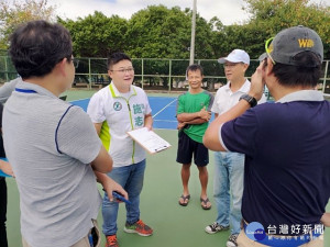 市議員施志昌為增進大甲網球場運動品質與推廣綠電，十三日邀請臺中市政府運動局等單位官員會勘，運動局允諾市府與廠商合作的方式進行。（記者陳榮昌攝）