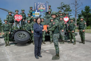 總統蔡英文13日赴樂山雷達站，視導「空軍偵蒐預警中心」及「空軍防空連」，親自為高山上全天候堅守崗位的空軍弟兄姊妹加油打氣，並致贈麻辣鍋為部隊加菜。（圖／總統府Flickr）