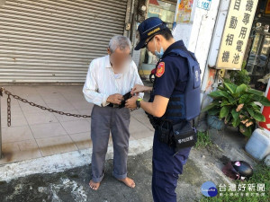 80歲失智翁散步迷途，眼尖女警即時發現助返家