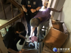 楊姓婦人家中的毛小孩晚間跑出家門遍尋不著，向警方求助找尋。