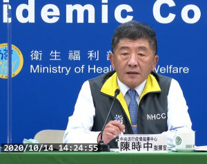 中央流行疫情指揮中心14日在武肺疫情週報記者會上宣布，我國近日陸續接獲日本官方通知，該國檢出3例自我國入境之COVID-19（武漢肺炎）原檢測陽性無症狀個案。雖然這些個案是否確切染上武肺，或是否在台感染武肺仍有待釐清，但台灣將依往例視這些人為本土個案，啟動疫調追蹤。（圖／衛福部疾管署YouTube）