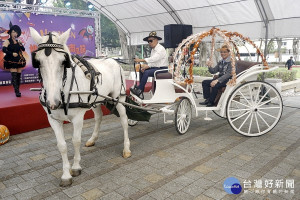 桃園市政府副秘書長邱俊銘搭乘「南瓜馬車」進場，宣布觀音萬聖南瓜節將於10月17盛大登場。