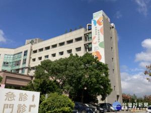 桃園醫院新屋分院於外牆掛上特色標示，宣布客家特色醫院正式成立。

