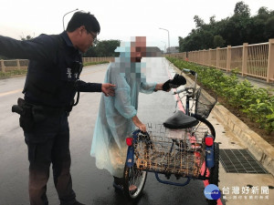 9旬老翁騎車迷途5公里，八德警關心助返家。