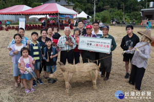 今年稻草創作大賽比賽主題為「稻草人想飛」冠軍-豬哥伯