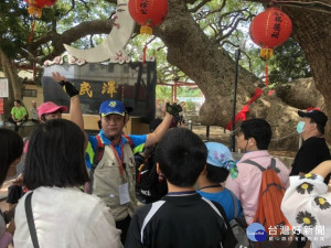 后里小旅行「Houli健康」、「Houli快樂」活動，遊客遊賞各種不同品味史蹟與建築，還品嚐在地小吃，對此行方感到十分滿意。（記者陳榮昌攝）