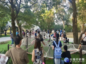 

大甲鐵砧山雕塑公園共融遊戲場啟用後，假節日引來六倍人潮，地方期重現往日台中市唯一直轄市級風景特定區榮景。（記者陳榮昌攝）
