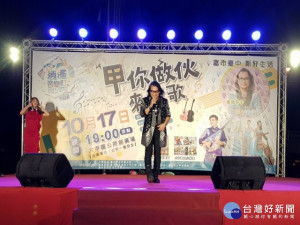 

老歌星沈文程受邀在「2020臺中逍遙音樂町-甲你做伙來聽歌音樂會」演出，一曲台灣溫馨思情「心事誰人知」老歌風靡全場，大甲公所廣場擠得滿滿人潮。（記者陳榮昌攝）