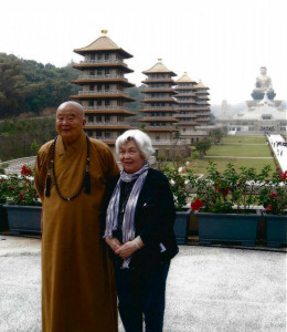 好房網總裁趙怡一家人與星雲大師結緣甚早，圖為趙母與星雲大師合照。