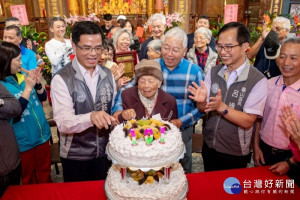 副秘書長邱俊銘，拜訪百歲人瑞黃陳董女士，除祝賀重陽節快樂外，並為黃陳奶奶慶生。
