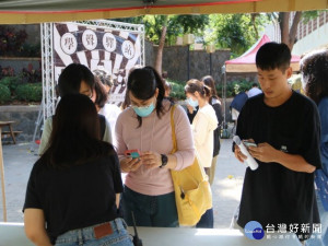 弘光科技大學新建的學生宿舍有智慧用電系統，規劃學生權益互動遊戲，只要闖關還能兌換「民主香腸」，讓學權活動變得活潑有趣易懂。（記者陳榮昌攝）


