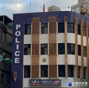 埔墘派出所外牆整新工程日前正式竣工，由於全新門面使用藍色、白色與咖啡色調搭配，使老建物設計充滿文藝感，讓來往民眾紛紛駐足，拿起手機拍照打卡 