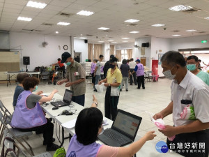 板橋區公所將於24日上午8時至下午4時在全區7個據點同步發放11萬5,000公斤的「愛心米」
