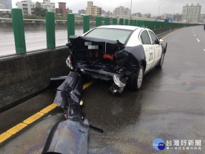 新北市警局板橋分局大觀派出所巡邏車於台65線處理散落物遭追撞，2位員警因公受傷送醫