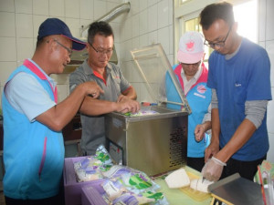 
大安青農黃永昌在農會及先拜黃志青的教導下，推出生產履歷的「大安芋仔角」二十二日上市很受消費者的歡迎。（記者陳榮昌攝）

