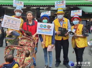 蘆洲監理站為了讓民眾儘快繳納汽燃費避免受罰，23日運用大聲公、宣傳單及舉牌等方式，在蘆洲區成功市場擴大汽燃費宣導