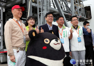 探索夢號航抵高雄港　陳其邁化身領隊迎賓推廣港灣魅力