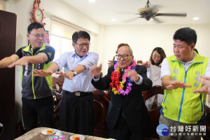 送暖迎重陽　潘孟安訪百歲老議員老鄰長送祝福