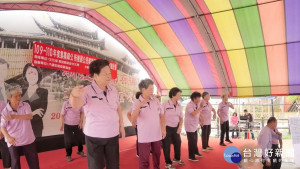 集集首次參與式預算成果發表，長輩們在兩首歌〈我們都是一家人〉與〈高山青〉的伴奏下，開心地手舞足蹈。