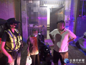 女警助老婦人回家。林重鎣攝
 