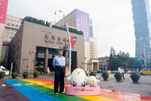 台灣版的同婚專法已於2019年5月24日正式上路，讓中華民國成為亞洲首個同婚合法的國家，其意義相當重大。如今在台灣同志遊行前夕，台北市府宣布該市再創下另一個亞洲第一，簽署加入國際彩虹城市，不只是友善城市的行銷，更落實對LGBTI平等與重視，為台北市性別平等設下重要的城市里程碑。（圖／台北市府社會局）