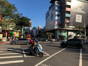 近來台北市發生一起因民眾機車停待轉區格子時格子過小，車溢出格子外，卻反被其他民眾檢舉違規的情況。對此，台北市警局交通警察大隊表示，未來會以疏導指揮為主不告發，且會依現場環境、審慎檢視民眾檢舉影像後從寬認定。（圖／台北市警局交警大隊）