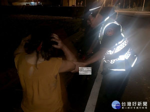 女子載運貨物不慎跌落水溝，適逢警方巡邏經過發現將其救起，除頻頻向警方道謝，對於員警為民服務之精神深表肯定。